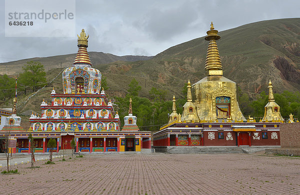 Tibetischer Buddhismus  neue große bemalte und vergoldete Chörten  Stupa im Kloster Wutun Si  Tongren  Repkong  Qinghai  ehemals Amdo  Tibet  China  Asien