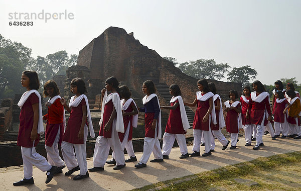 Ziel Ausgrabungsstätte Ruine Besuch Treffen trifft wichtig fünfstöckig Buddhismus Indien indische Abstammung Inder antik Asien Bihar Wallfahrt Universität