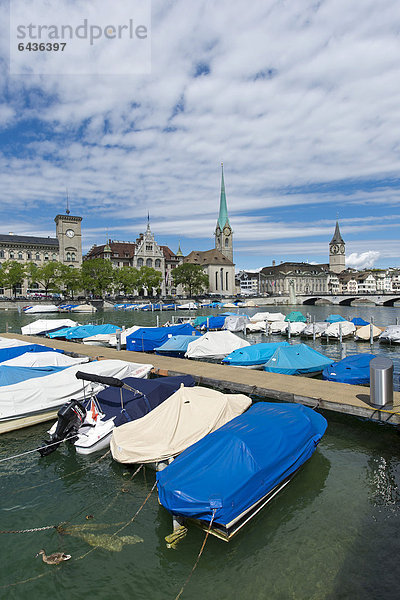 Boote auf der Limmat  Zürcher Altstadt mit Fraumünster und St. Peter  Limmatquai  Zürich  Schweiz  Europa