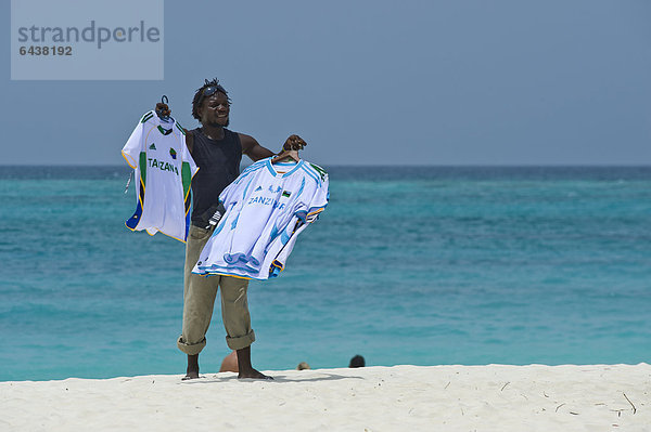 T-Shirt Verkäufer am Strand von Kendwa Rocks im Norden von Sansibar  Tansania  Afrika