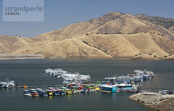 Hausboote auf dem Lake Kaweah  künstlicher Stausee zum Hochwasserschutz in den westlichen Ausläufern der Sierra Nevada  Three Rivers  Kalifornien  USA