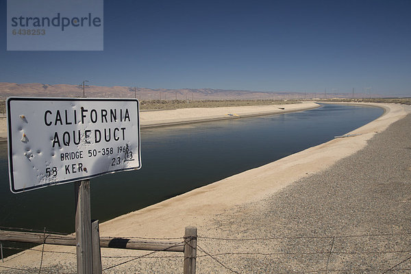 'Das ''California Aqueduct'' bringt Wasser aus Nord- und Zentral-Kalifornien nach Südkalifornien  Buttonwillow  Kalifornien  USA'