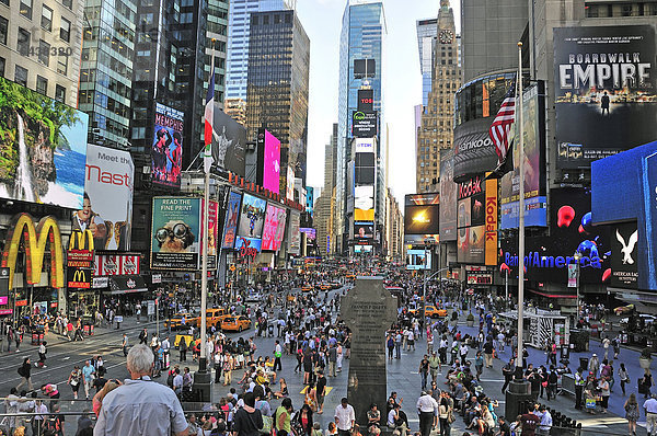 Vereinigte Staaten von Amerika USA New York City Amerika Menschlicher Vater Quadrat Quadrate quadratisch quadratisches quadratischer Statue Nordamerika Midtown Manhattan Times Square