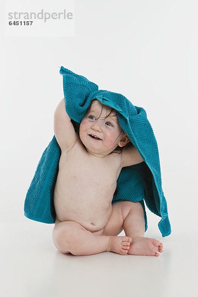 Ein kleines Mädchen mit einem Handtuch