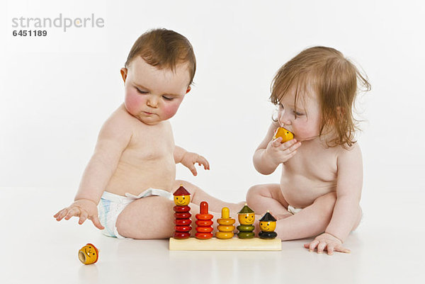 Zwei kleine Mädchen spielen zusammen