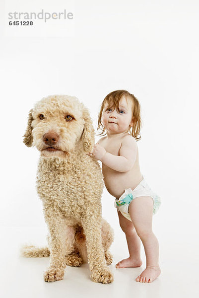 Ein kleines Mädchen mit einem Hund