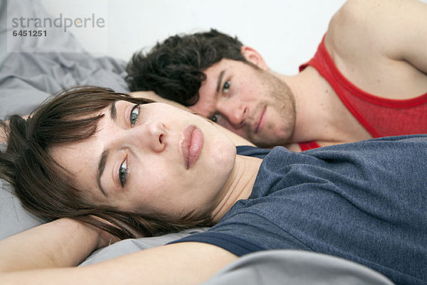 Ein junges Paar  zusammen im Bett liegend  Nahaufnahme