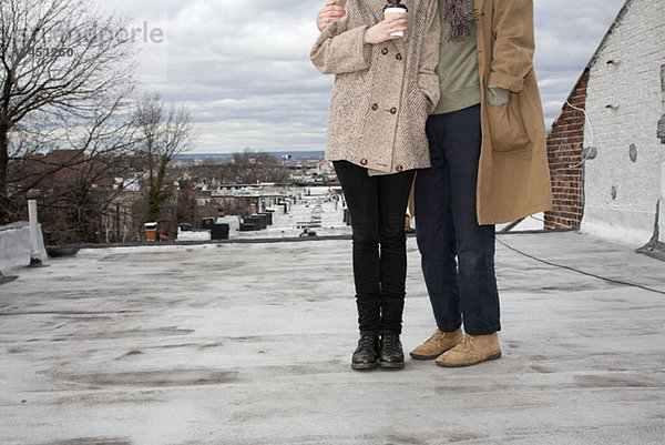 Ein junges Paar steht im Winter auf einem Dach  Brooklyn  New York