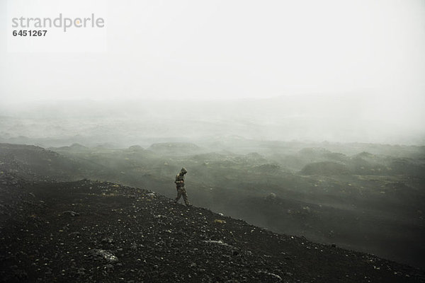 Ein Wanderer im Nebel  Vulkan Plosky Tolbachik  Russland