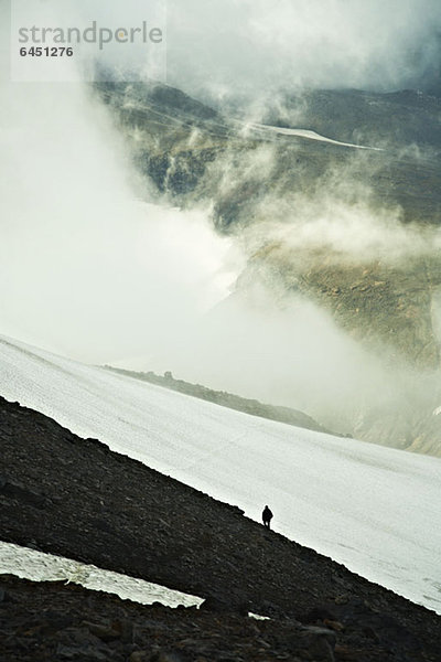 Ein einsamer Wanderer auf dem Mutnovsky Vulkan  Kamtschatka  Russland