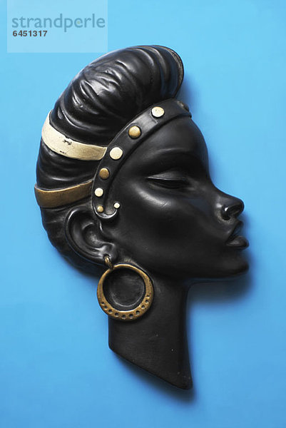 Retro-Wandbehang einer Frau mit Kopfband und Ohrringen