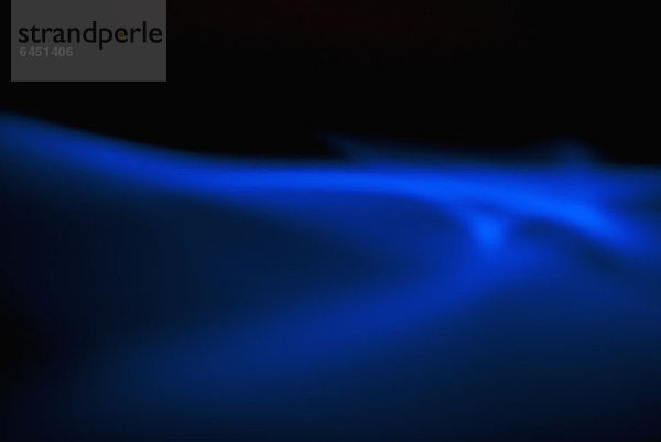 Blaues Licht mit ätherischer Wirkung auf schwarzem Hintergrund