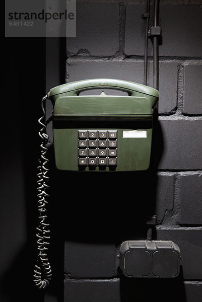 Ein altmodisches Telefon an der Wand