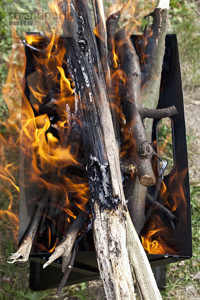 Holzverbrennung beim Grillen