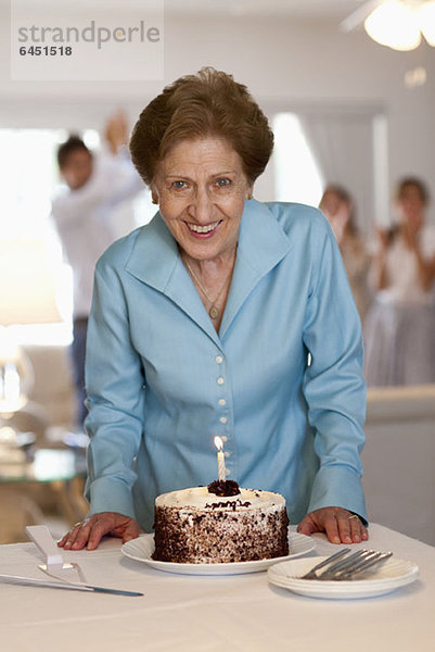 Eine ältere Frau mit einem Kuchen