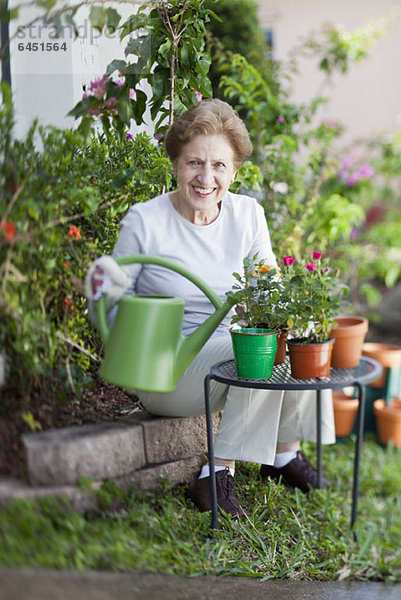 Eine ältere Frau bei der Gartenarbeit