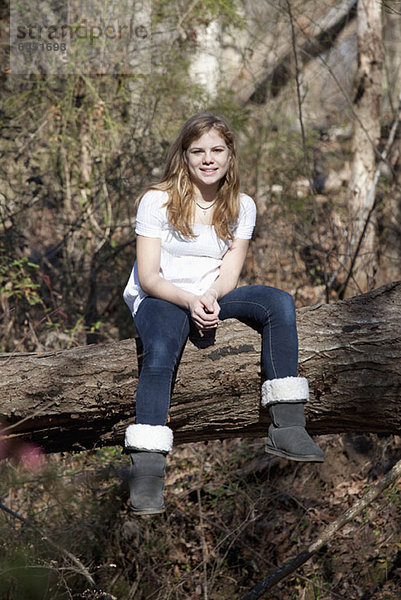Mädchen auf Baumstamm in Mooresville  North Carolina  USA