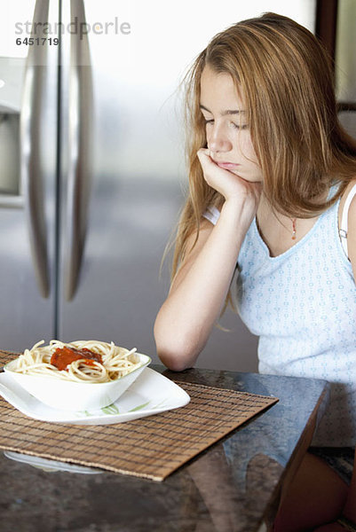 Mädchen unzufrieden mit ihrem Spaghetti-Essen