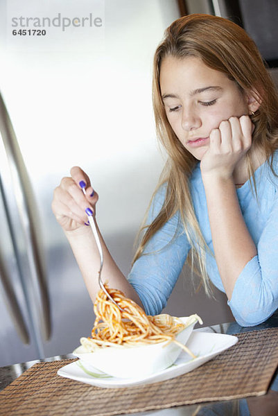 Mädchen unzufrieden mit ihrem Spaghetti-Essen