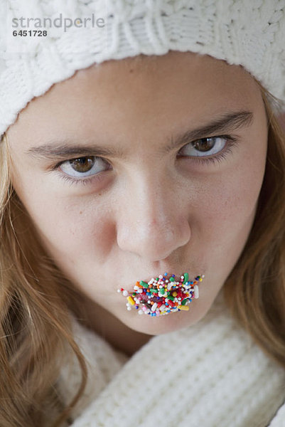 Porträt eines Mädchens mit vielen Nadeln im Mund