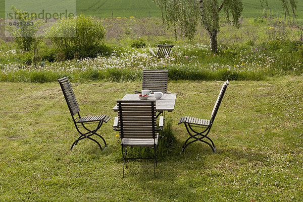 Ein Tisch und Stühle für das Frühstück im Freien