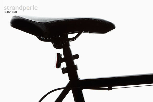Detail eines Fahrradsitzes  hinterleuchtet  Studioaufnahme
