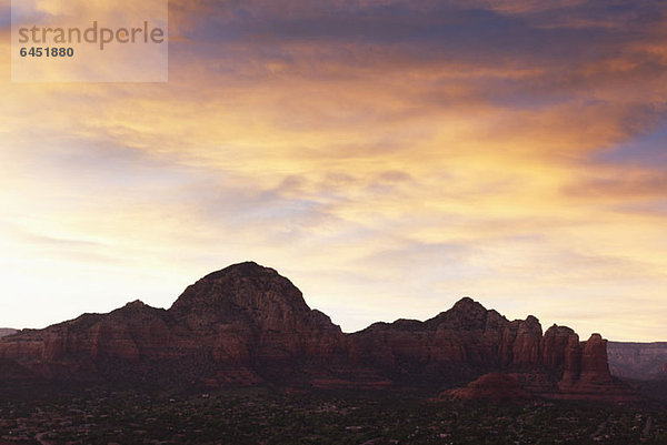 Blick auf Felsformationen in einer Wüste bei Sonnenuntergang  Sedona  Arizona  USA