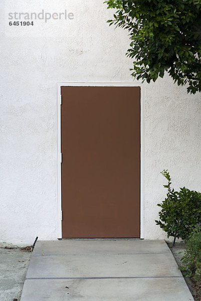 Eine schlichte braune Tür