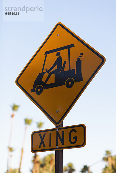Ein Schild für die Überquerung von Golfwagen