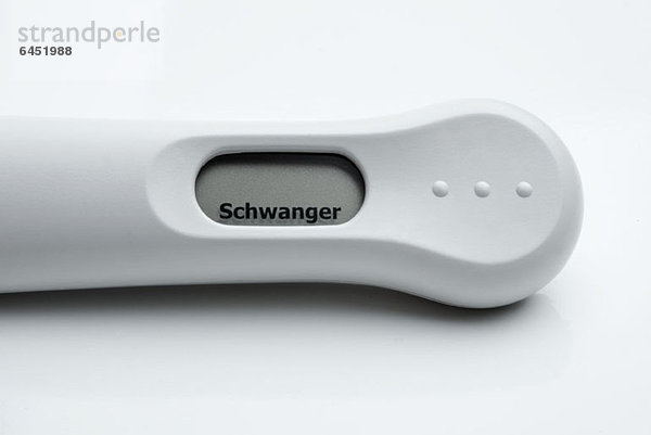 Ein digitales Thermometer mit dem deutschen Wort für Schwangere