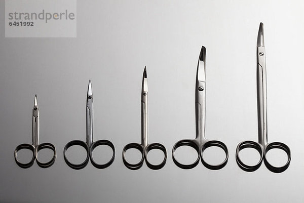 Verschiedene chirurgische Scheren von der kleinsten bis zur größten angeordnet