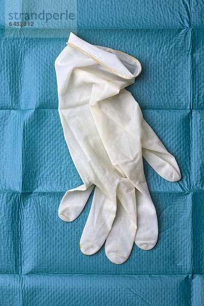 Chirurgischer Handschuh auf einem chirurgischen Tuch