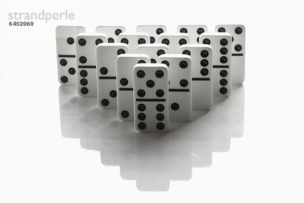 Domino in Form eines Dreiecks angeordnet