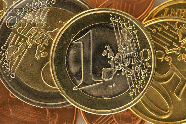 Nahaufnahme verschiedener Münzen der Europäischen Union