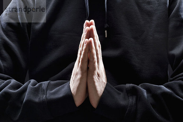 Mann mit Gebetshänden