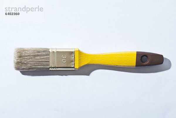 Ein sauberer Pinsel mit leuchtend gelbem Griff