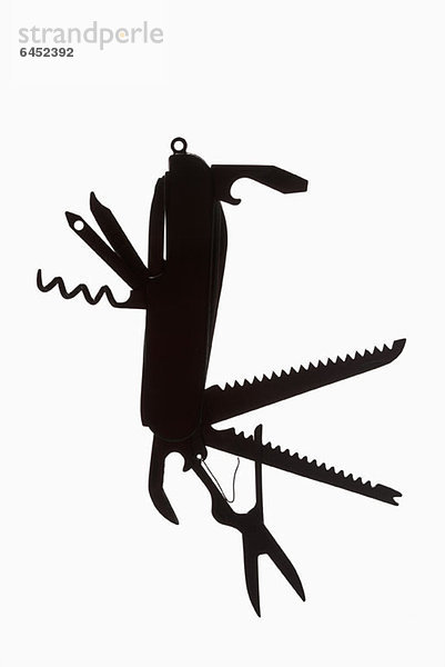 Ein Multitool in Silhouette hängend