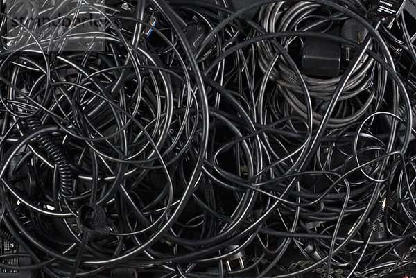 Ein Durcheinander von verwirrten schwarzen Kabeln und Kabeln.