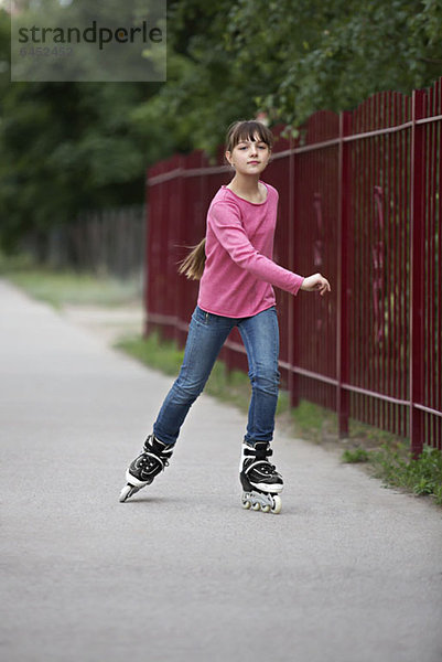 Ein Mädchen beim Inline-Skaten