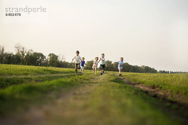 Kinder beim Laufen auf dem Feld