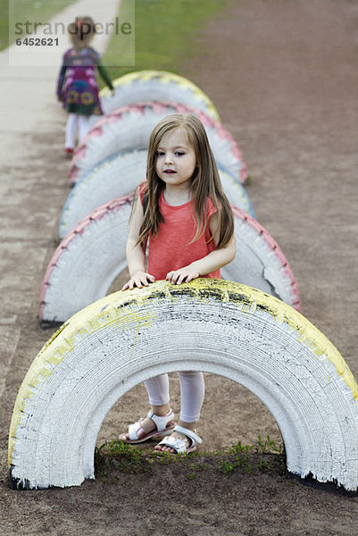 Ein junges Mädchen auf einem Spielplatz