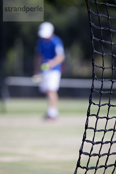 Tennisnetz und Spieler