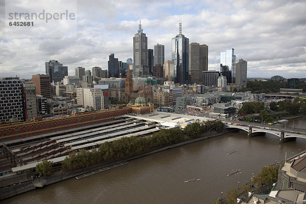 Stadtbild von Melbourne mit Flinders Street Station und dem Yarra River