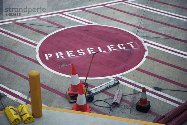 Straßenmarkierung'Preselect' auf der Start- und Landebahn des Flughafens