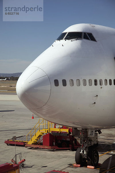 Jumbo-Jet auf der Landebahn