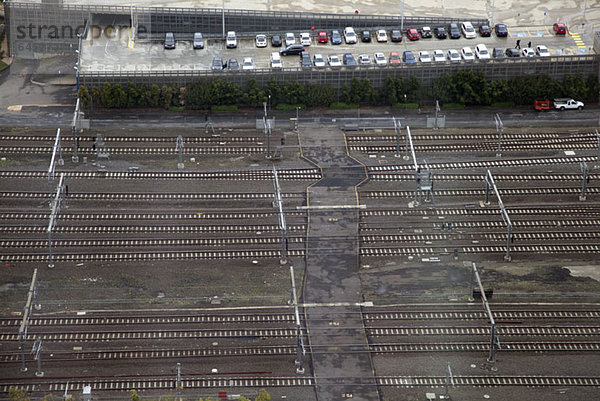 Bahnlinien und Parkplätze