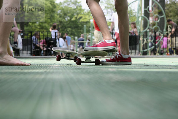 Jugendliche mit Skateboard im Park