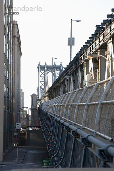 Äußere Schranke der Manhattan Bridge mit Straße unten