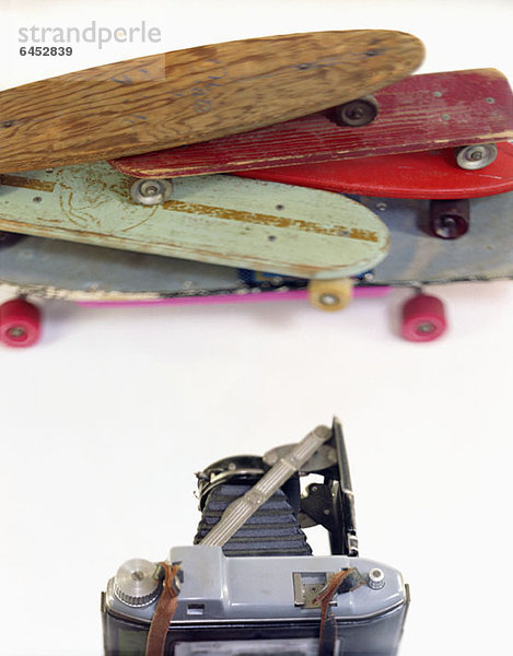 Eine Großformatkamera und Skateboards in einem Fotostudio