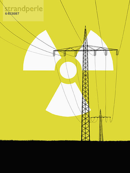 Kernenergiezeichen am Himmel mit Strommasten im Vordergrund